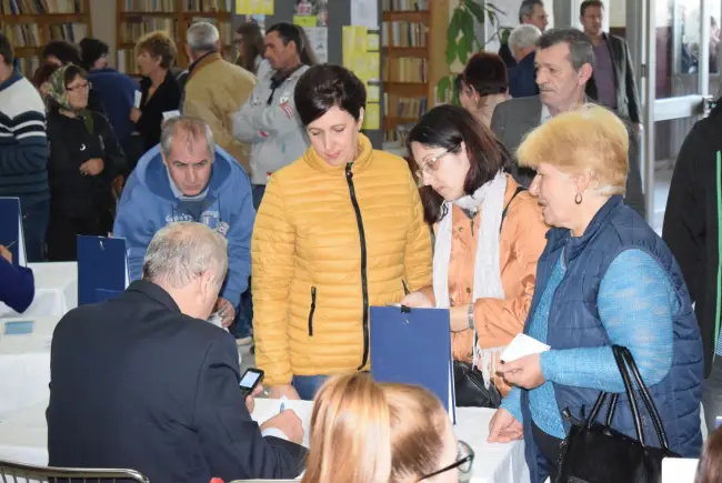 Foto FOTO. Mai multe persoane trecute de vârsta a doua, decât tineri, au trecut pragul bursei locurilor de muncă pentru absolvenţi