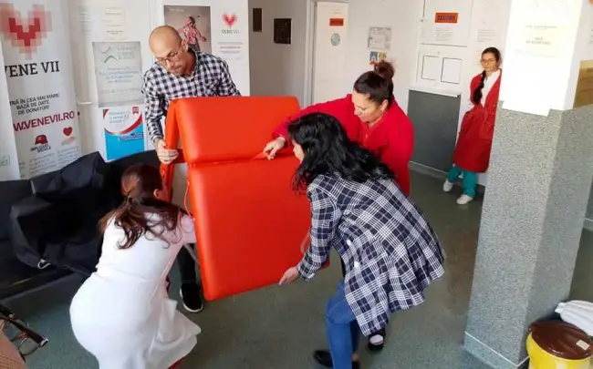 Foto O fabrică de mezeluri din Caracal a donat şase paturi Centrului de Transfuzii Sanguine Olt
