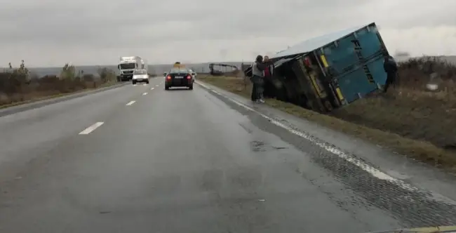 Foto TIR răsturnat în șanț, la Găneasa