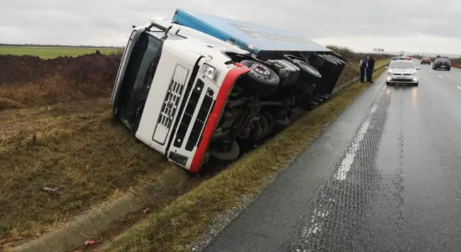 Foto TIR răsturnat în șanț, la Găneasa