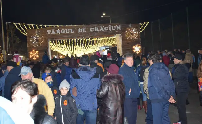 Foto VIDEO. A fost aprins iluminatul festiv din Slatina. Târgul de Crăciun a fost deschis oficial