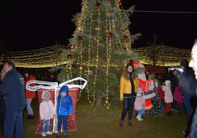 Foto VIDEO. A fost aprins iluminatul festiv din Slatina. Târgul de Crăciun a fost deschis oficial