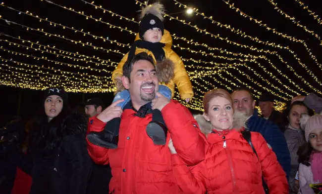 Foto VIDEO. A fost aprins iluminatul festiv din Slatina. Târgul de Crăciun a fost deschis oficial