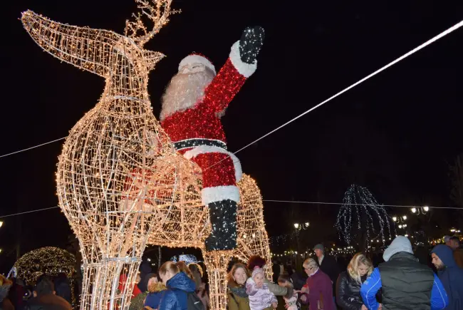 Foto VIDEO. A fost aprins iluminatul festiv din Slatina. Târgul de Crăciun a fost deschis oficial