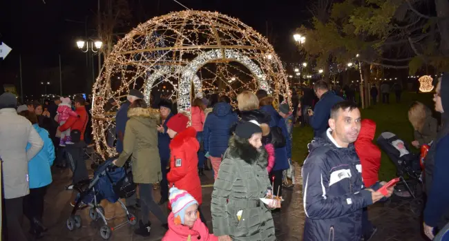 Foto VIDEO. A fost aprins iluminatul festiv din Slatina. Târgul de Crăciun a fost deschis oficial