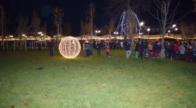 Foto VIDEO. A fost aprins iluminatul festiv din Slatina. Târgul de Crăciun a fost deschis oficial