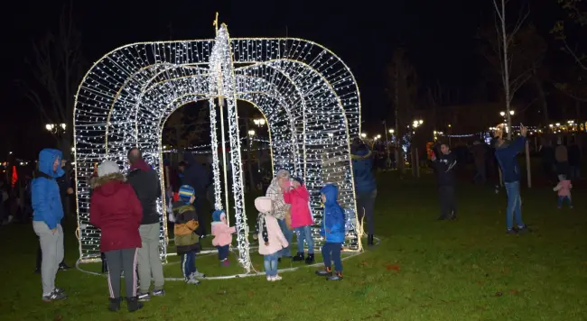 Foto VIDEO. A fost aprins iluminatul festiv din Slatina. Târgul de Crăciun a fost deschis oficial