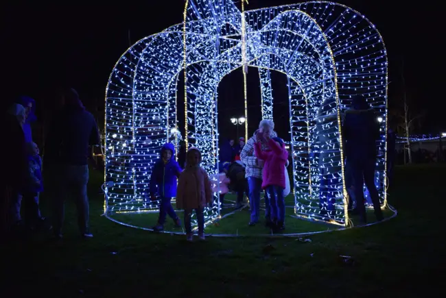 Foto VIDEO. A fost aprins iluminatul festiv din Slatina. Târgul de Crăciun a fost deschis oficial