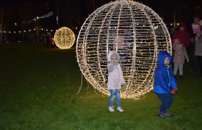 Foto VIDEO. A fost aprins iluminatul festiv din Slatina. Târgul de Crăciun a fost deschis oficial