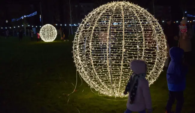 Foto VIDEO. A fost aprins iluminatul festiv din Slatina. Târgul de Crăciun a fost deschis oficial