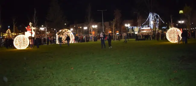 Foto VIDEO. A fost aprins iluminatul festiv din Slatina. Târgul de Crăciun a fost deschis oficial