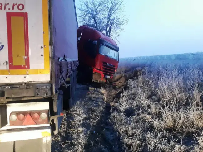 Foto FOTO - Accident cu două autoturisme și un TIR, la Valea Mare. Cinci persoane rănite