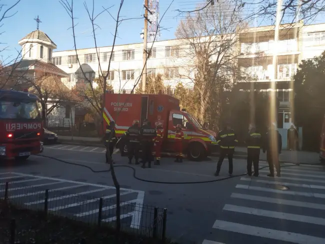 Foto Secţia de Psihiatrie a Spitalului Slatina, de pe strada Drăgăneşti, evacuată din cauza unei sesizări că sunt scăpări de gaze