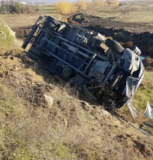 Foto Patru persoane rănite într-un accident rutier, la Dăneasa