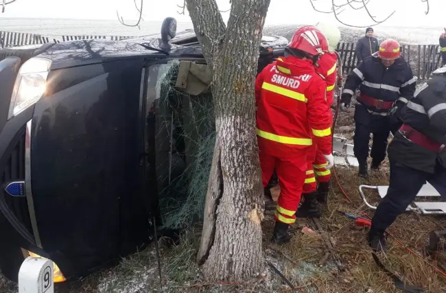 Foto FOTO - Două persoane la spital, în urma unui accident petrecut la Priseaca