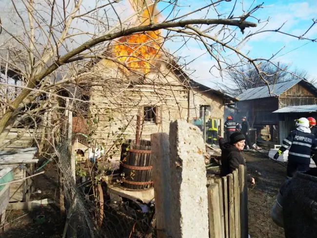 Foto FOTO. Incendiu la o casă, în Movileni. Proprietara a avut nevoie de asistenţă medicală