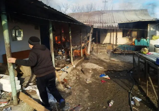 Foto FOTO. Incendiu la o casă, în Movileni. Proprietara a avut nevoie de asistenţă medicală