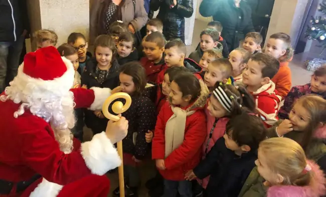 Foto Daruri dulci din „Desaga lu’ Moş Crăciun”, pentru copiii care colindă Primăria Slatina 