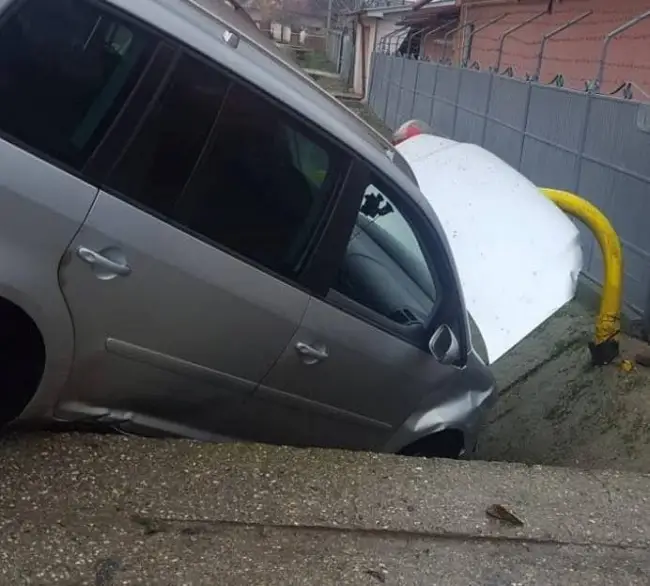 Foto FOTO. Accident rutier la Drăgăneşti-Olt. Zeci de locatari evacuaţi, după ce o ţeavă de gaz a fost avariată