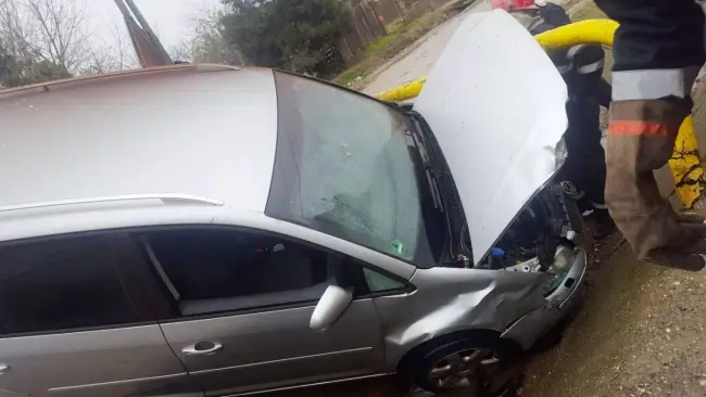 Foto FOTO. Accident rutier la Drăgăneşti-Olt. Zeci de locatari evacuaţi, după ce o ţeavă de gaz a fost avariată