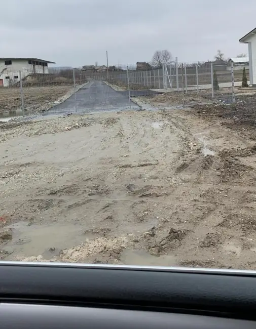 Foto FOTO - Administraţie liberală. Primarul din Balş a asfaltat un drum pe care l-a blocat cu un gard