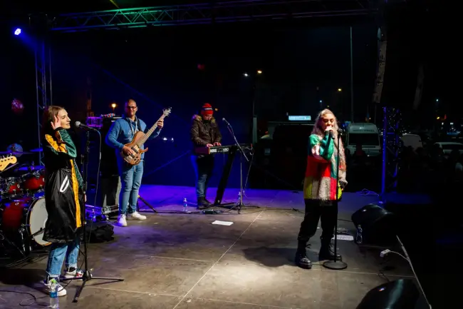 Foto Sute de slătineni, la concertul Ioanei Anuţa din Târgul de Crăciun 