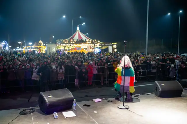 Foto Sute de slătineni, la concertul Ioanei Anuţa din Târgul de Crăciun 