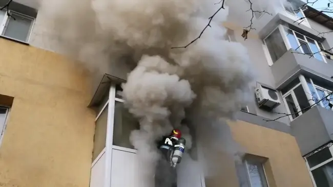 Foto VIDEO. Zeci de persoane evacuate dintr-un bloc din Slatina, după ce un apartament a luat foc. Două femei, la spital