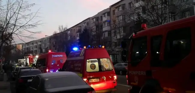 Foto VIDEO. Zeci de persoane evacuate dintr-un bloc din Slatina, după ce un apartament a luat foc. Două femei, la spital