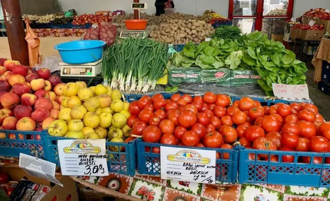 Foto Un fermier din Obârşia vinde şi acum roşii autohtone, în Piaţa Zahana. Sistemele de încălzire i-au permis să aibă chiar şi 20 de grade în solarii