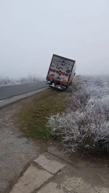 Foto Trafic blocat la Găneasa pentru repunerea pe carosabil a unui autotren