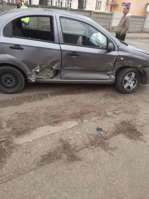 Foto FOTO. Trei răniţi într-un accident rutier, la Caracal