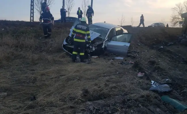 Foto Imagini cu IMPACT EMOŢIONAL de la accidentul din Negreni. Maşini strivite, un TIR răsturnat - VIDEO