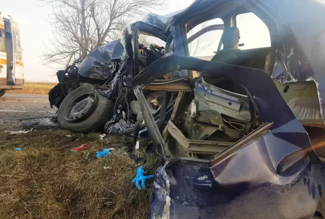 Foto Imagini cu IMPACT EMOŢIONAL de la accidentul din Negreni. Maşini strivite, un TIR răsturnat - VIDEO
