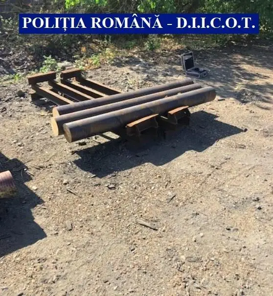 Foto FOTO. Percheziţii DIICOT la Caracal şi Slatina, la o grupare care fura componente de locomotive din Franţa 