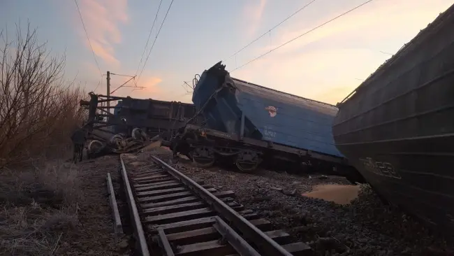 Foto FOTO. Tren deraiat între Fărcașele și Drăgănești-Olt. 13 vagoane au ieșit de pe șine