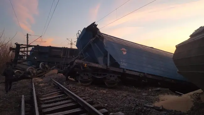 Foto FOTO. Tren deraiat între Fărcașele și Drăgănești-Olt. 13 vagoane au ieșit de pe șine