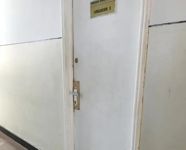Foto FOTO - Exces de zel în Primăria Balş: Au pus tifon îmbibat în spirt pe clanţele uşilor pentru a se feri de gripă
