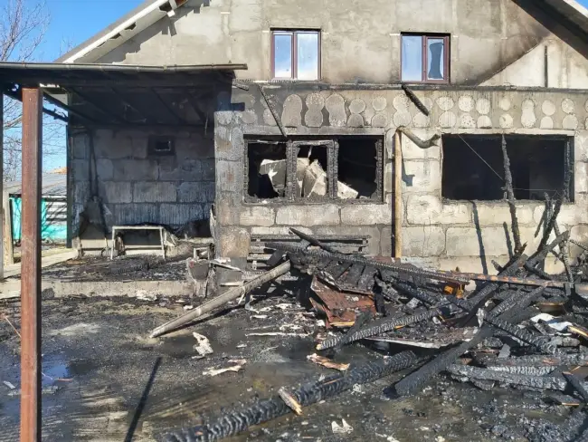 Foto FOTO. Incendiu în două gospodării din Potcoava. Focul s-a propagat la acoperişul casei vecine