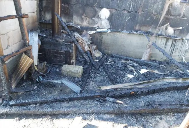 Foto FOTO. Incendiu în două gospodării din Potcoava. Focul s-a propagat la acoperişul casei vecine