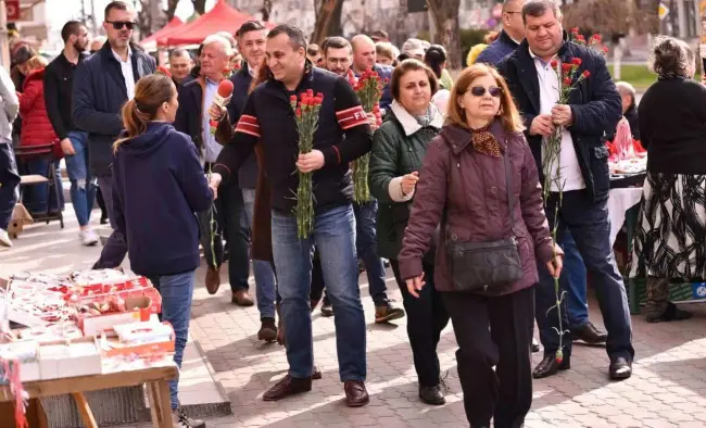 Foto FOTO. PSD păstrează tradiţia de Mărţişor. Flori pentru doamnele şi domnişoarele din Slatina