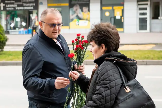 Foto FOTO. PSD a continuat tradiția. Flori de Ziua Femeii, pentru oltence