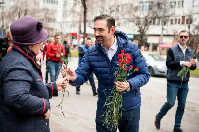 Foto FOTO. PSD a continuat tradiția. Flori de Ziua Femeii, pentru oltence