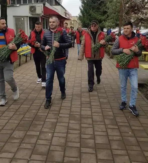 Foto FOTO. PSD a continuat tradiția. Flori de Ziua Femeii, pentru oltence