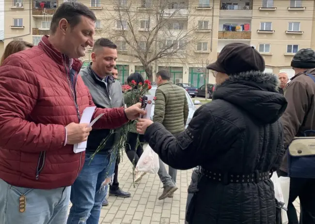 Foto FOTO. PSD a continuat tradiția. Flori de Ziua Femeii, pentru oltence