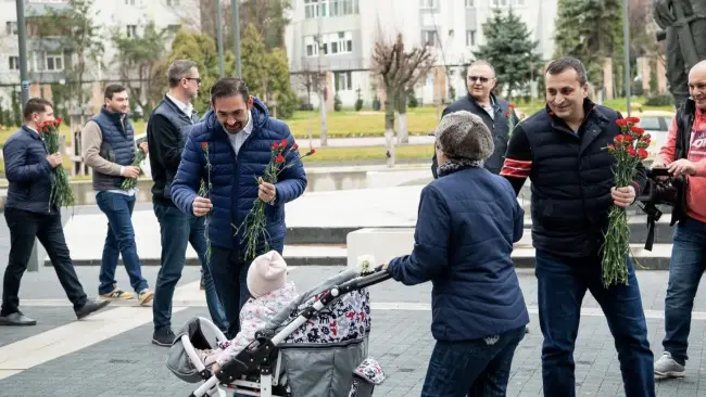 Foto FOTO. PSD a continuat tradiția. Flori de Ziua Femeii, pentru oltence