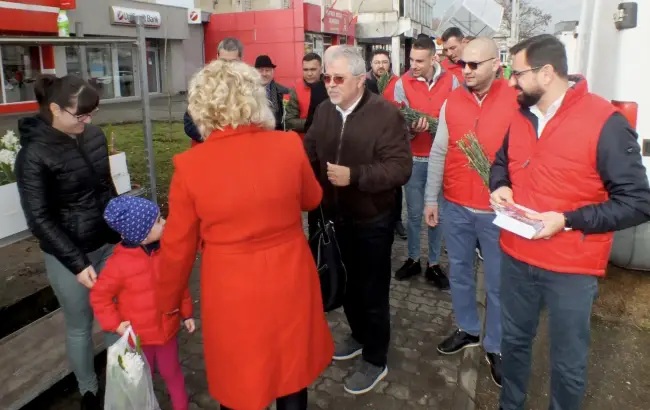 Foto FOTO. PSD a continuat tradiția. Flori de Ziua Femeii, pentru oltence