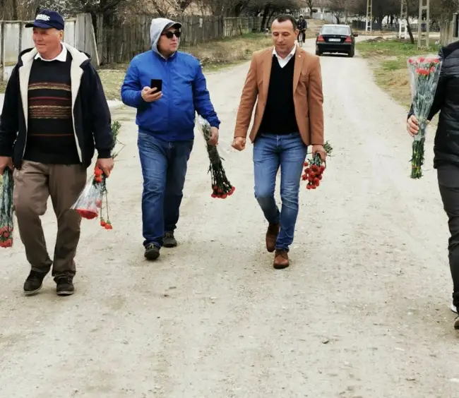 Foto FOTO. PSD a continuat tradiția. Flori de Ziua Femeii, pentru oltence