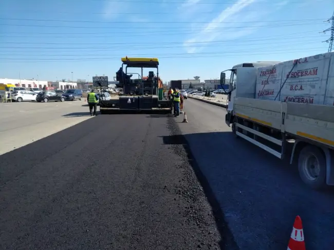 Foto FOTO. Supralărgirea străzii Drăgăneşti. Se toarnă primul strat de asfalt