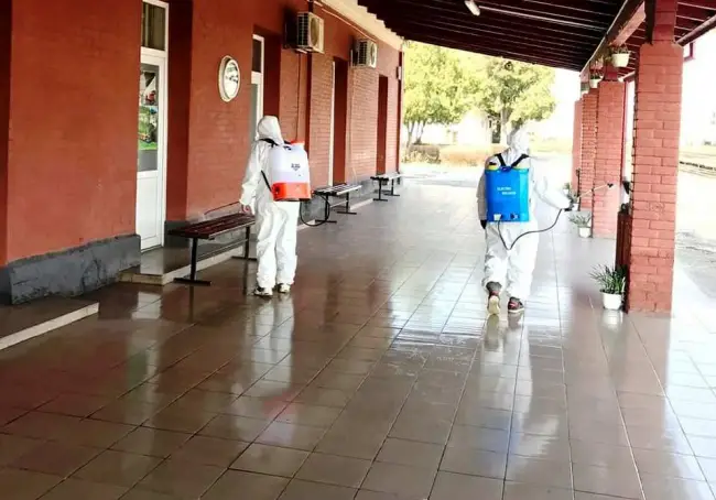 Foto Continuă dezinfecţia zonelor comune din Caracal. Recomandările primarului pentru a preveni extinderea COVID-19